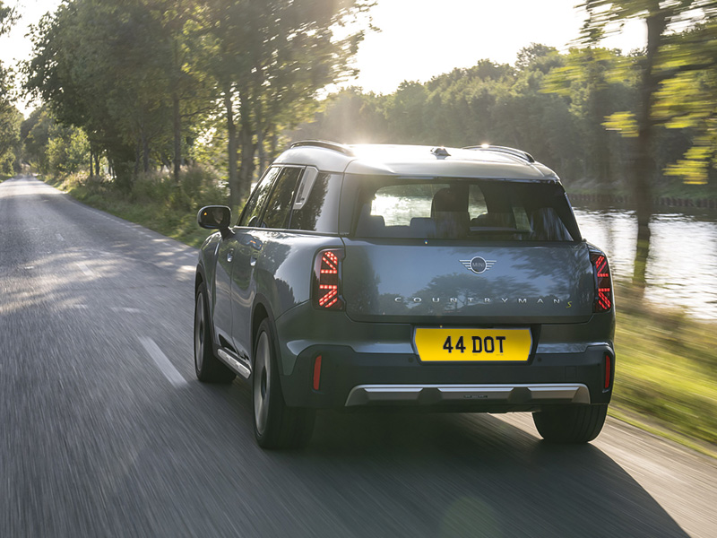 MINI Countryman U25 rear view with Fourdot fully reflective yellow number plate